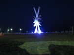Obeliscul luminat albastru pe timp de noapte