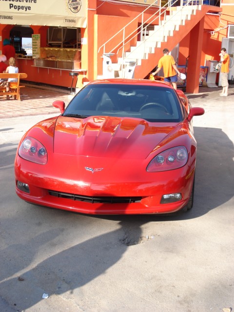 Chevrolet Corvette cu numere de California. Rosie.