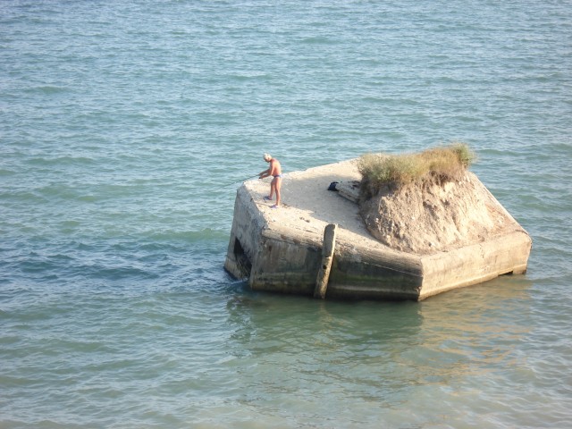 Inoti cu lanseta si momeala in dinti, te urci pe bucata mare de beton si dai la peste.